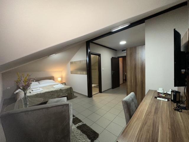 بور Jp Motel Mali Pariz المظهر الخارجي الصورة